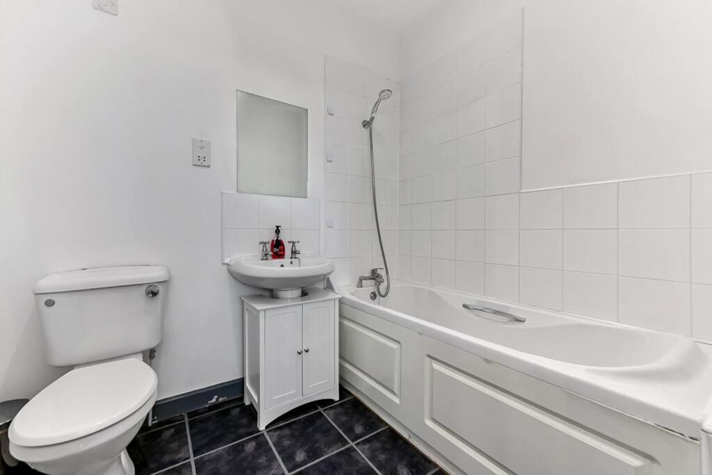Large Group & Contractor Booking! Duplex W/Parking Milton Keynes Eksteriør billede